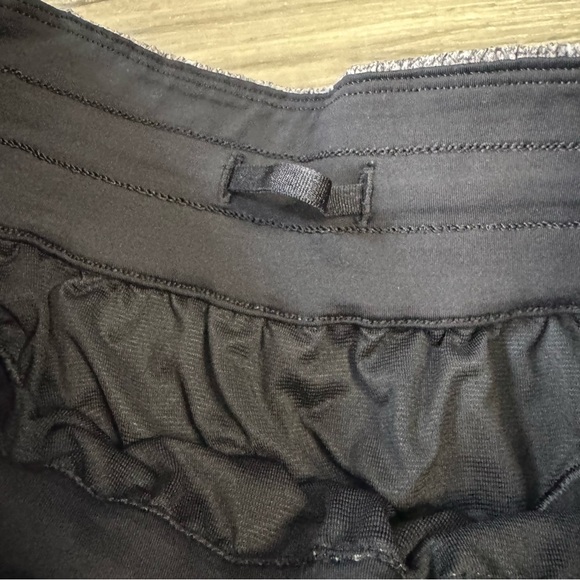 Lululemon Tracker Short 4" Inseam in Heather Lux Multi Black Size 6 - Picture 6 of 6
